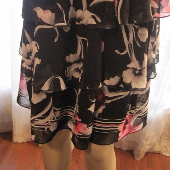 ♦♦SOLD ♦♦White House Black Market Ruffle Skirt