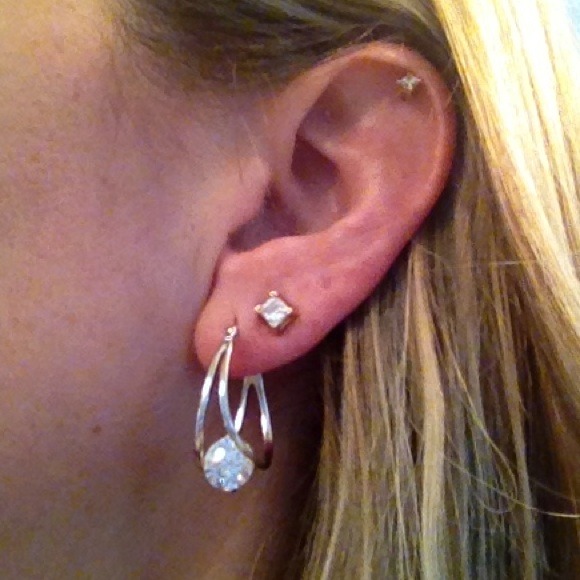 HOLD. SALE🎀🎀Swarovski tear drop earrings.