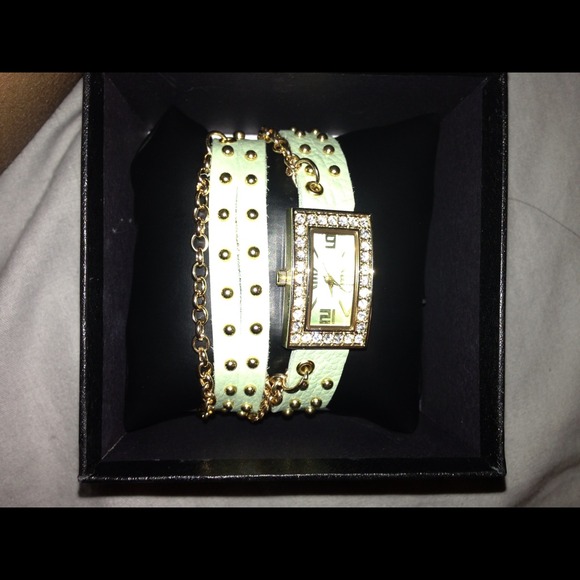 Watch - Picture 2 of 3