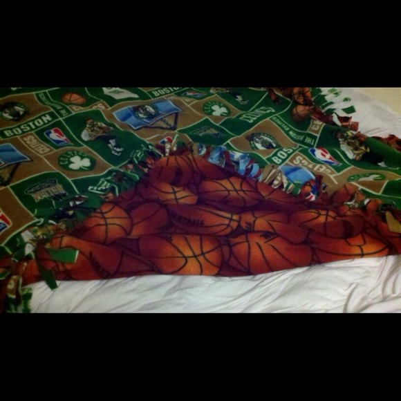 Various fleece no sew blankets pillows scarfs - Picture 2 of 4