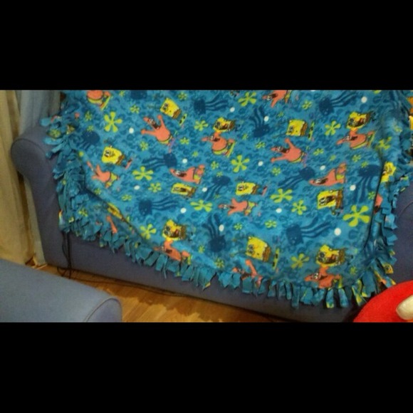 Various fleece no sew blankets pillows scarfs - Picture 3 of 4