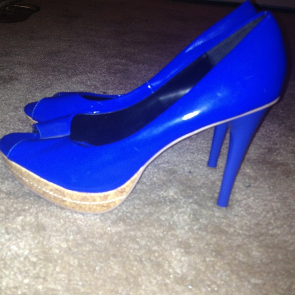 🚫SOLD🚫Blue patent peep toe pumps