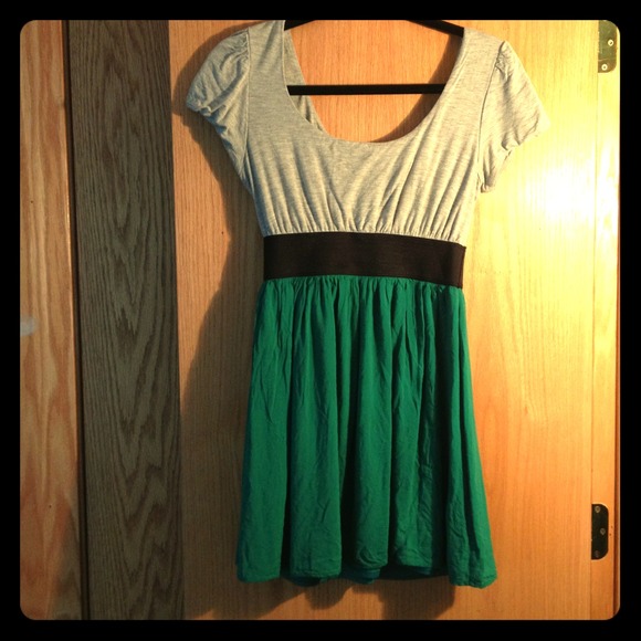 Super cute grey and green cap sleeve, short dress