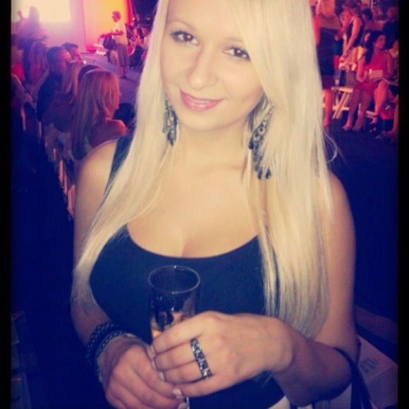 Meet your seller 👸💛.Rodeo Drive Shopping! 👠👛👙