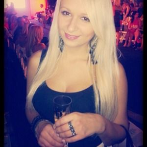 Meet your seller 👸💛.Rodeo Drive Shopping! 👠👛👙