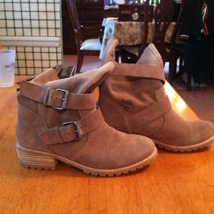 Never worn Dolce Vita tan size 7 suede boots