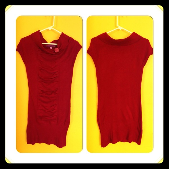 NWTCute red sweater with ruche center