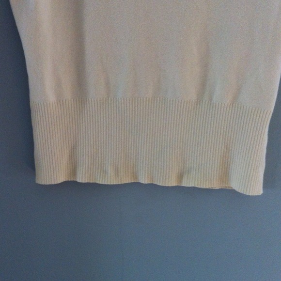 Soft yellow sweater  size medium - Picture 3 of 4