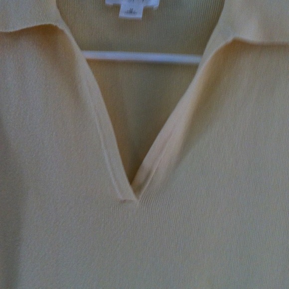 Soft yellow sweater  size medium - Picture 4 of 4