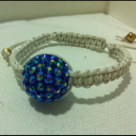 White macrame bracelet. - Picture 1 of 2
