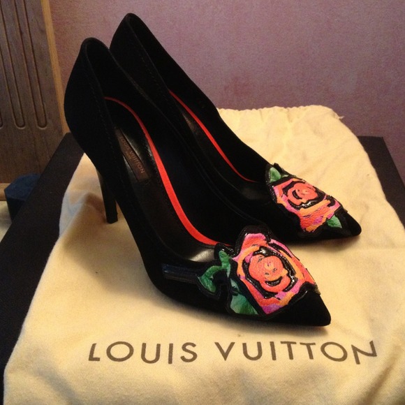 SOLD OFFLINE 🎋🎉🎊HOST PICK! Louis Viutton heels
