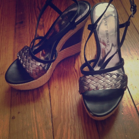 ✨Sold✨Black and silver strappy wedges