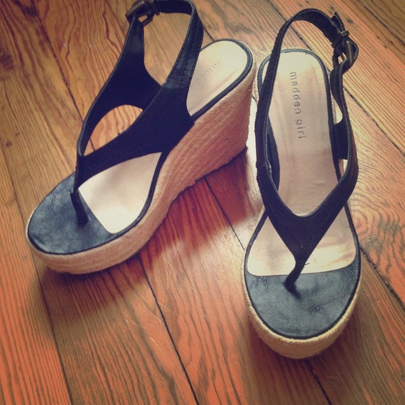 ✨Sold✨Madden girl wedges