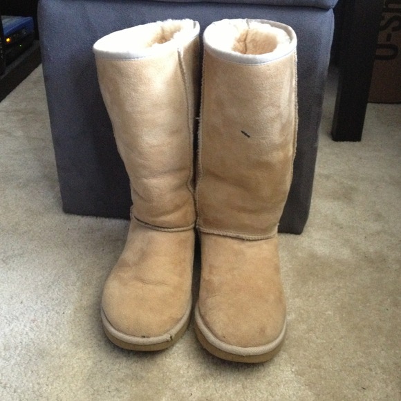 Pre-love tall classic uggs in fair condition