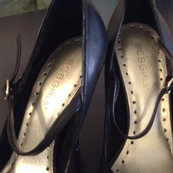 BCBG black shoes - Picture 3 of 4