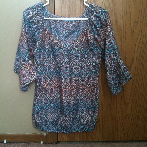 Adorable multicolor shirt with quarter sleeve.