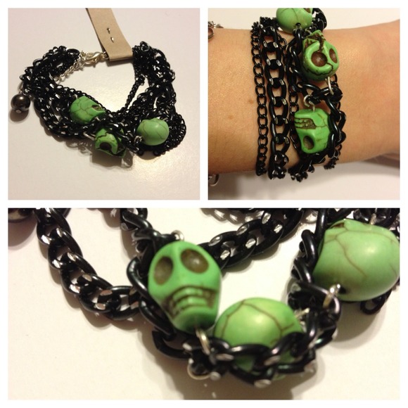 SOLD. Super cute chain and skull clasp bracelet
