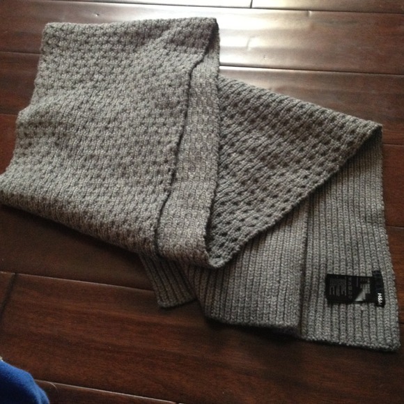 SOLD✨✨Gray scarf H&M❤❤