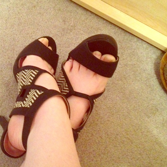 👠Black Chevron Print Heels👠