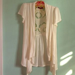 Light short sleeves shawl with back cutout design