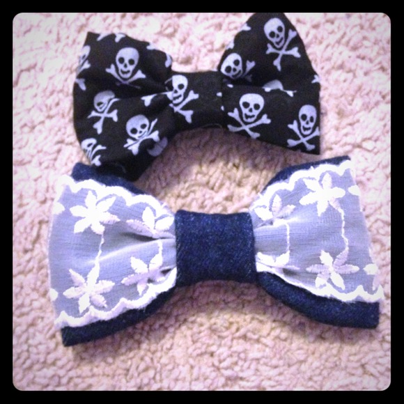 2 bow hair clips - Picture 1 of 3