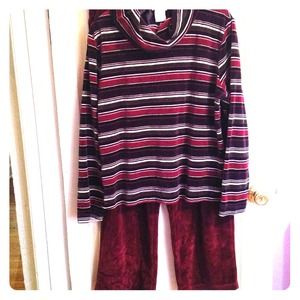 Long sleeve top with matching pants. WARM
