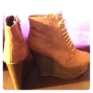 Taupe wedge boots size 5 4.5 inches