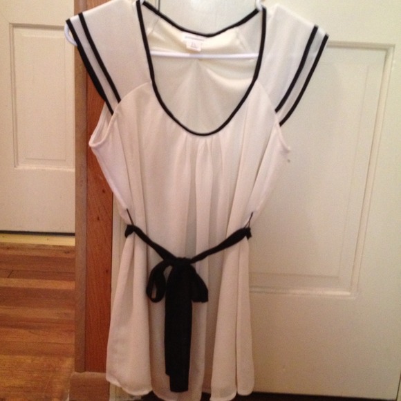 💗💗Pretty Cream Baby Doll Shirt! 💗💗