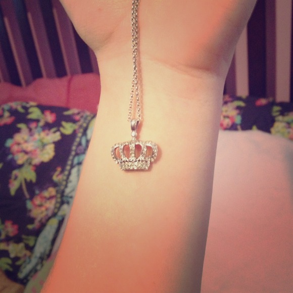 🚨SOLD🚨 Juicy couture crown necklace