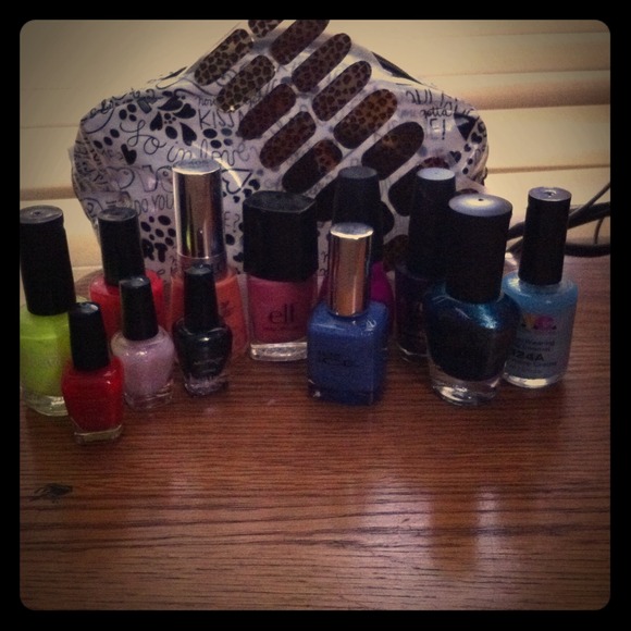 12 nailpolishes, 1 set of stickers for nails