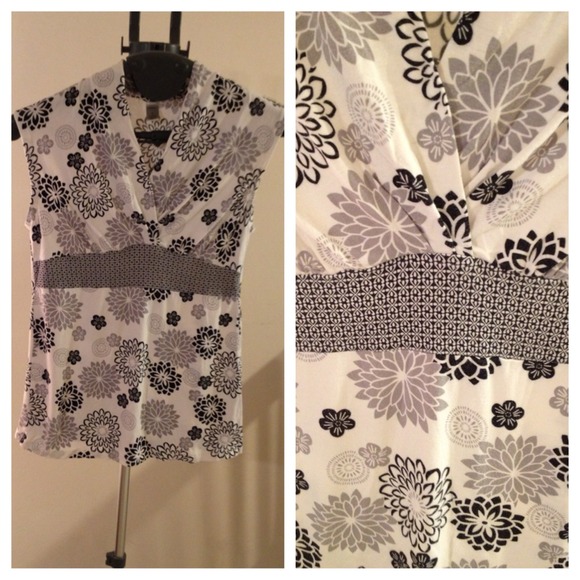 🚫Sold in bundle Black and white top