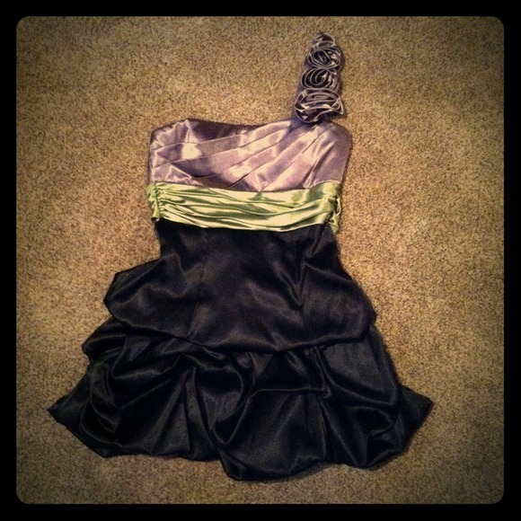 Dress - Picture 1 of 3