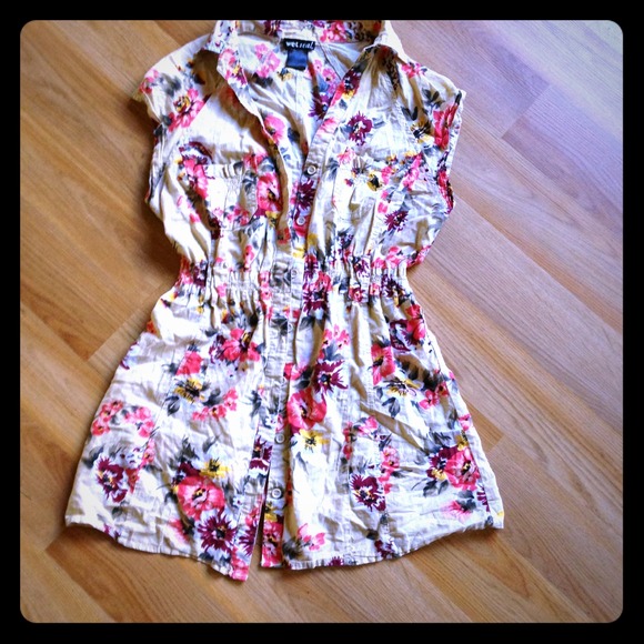 ❌Traded❌Flowered button up short sleeve wet seal - Picture 1 of 2