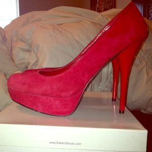 🚫SOLD🚫 Bakers red pumps