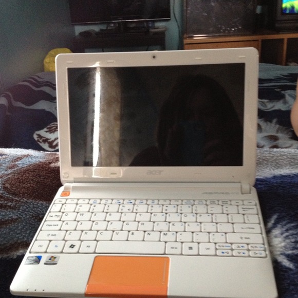 SOLD SOLD Acer aspire one smaller laptop - Picture 1 of 3