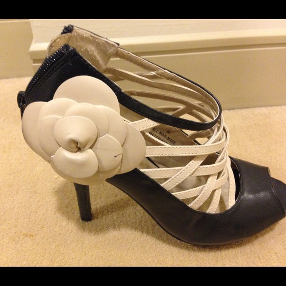 Black and Tan peep toe pumps, flower on both shoes - Picture 2 of 3