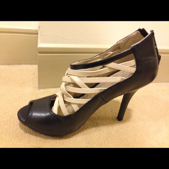 Black and Tan peep toe pumps, flower on both shoes - Picture 3 of 3