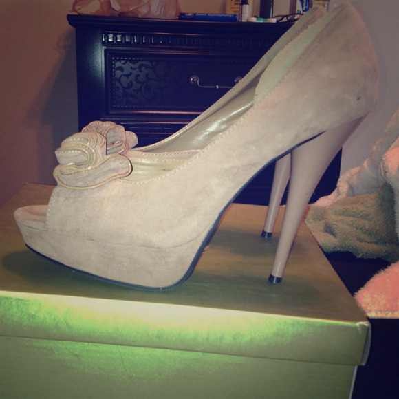 🚫SOLD🚫 Peep toe pumps