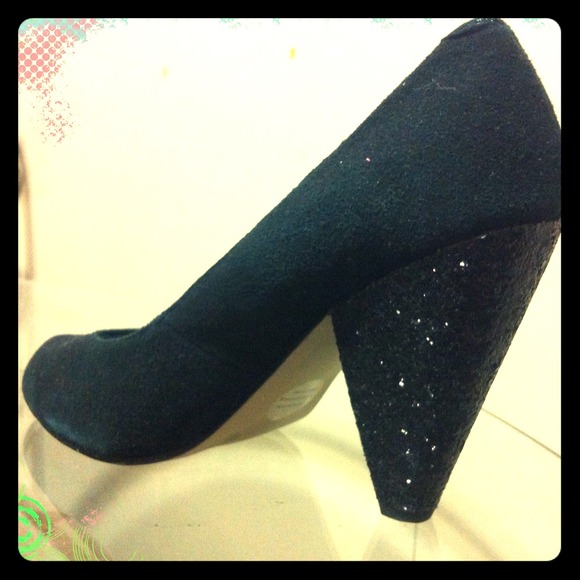 Seychelles Black Pumps with Glitter Heel!