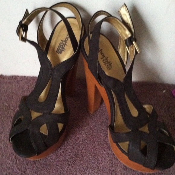 Toe and heel out heels