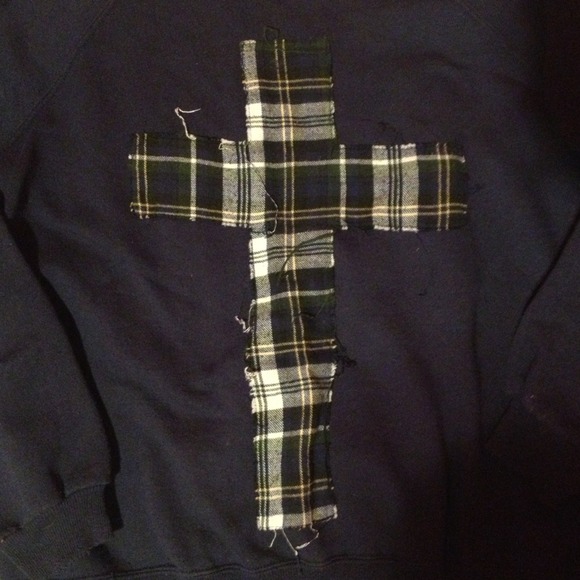 Hand-made cross sweater - Picture 2 of 3