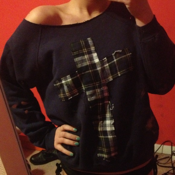 Hand-made cross sweater - Picture 3 of 3