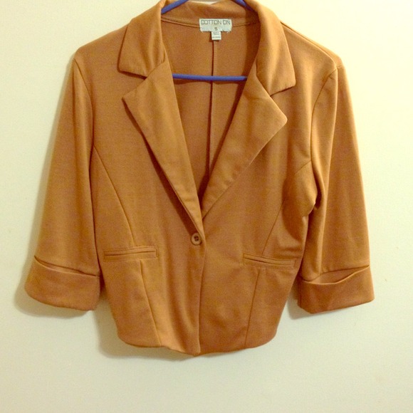 🚫Sold🚫Tan short blazer