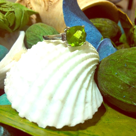 ✨RESERVED for @dittobay✨White Gold Peridot Ring