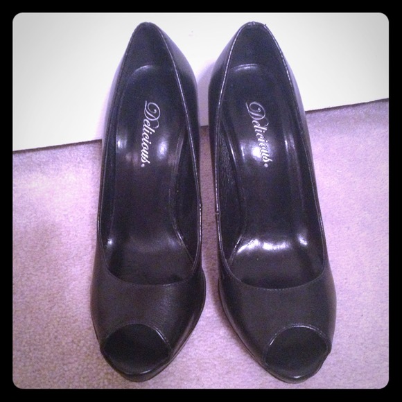 Black peep toe pumps