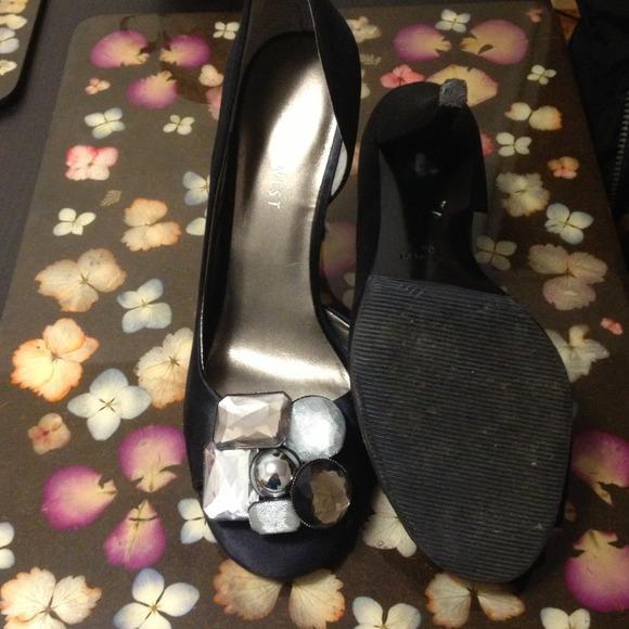 Nine West pumps. Size 6M - Picture 2 of 3