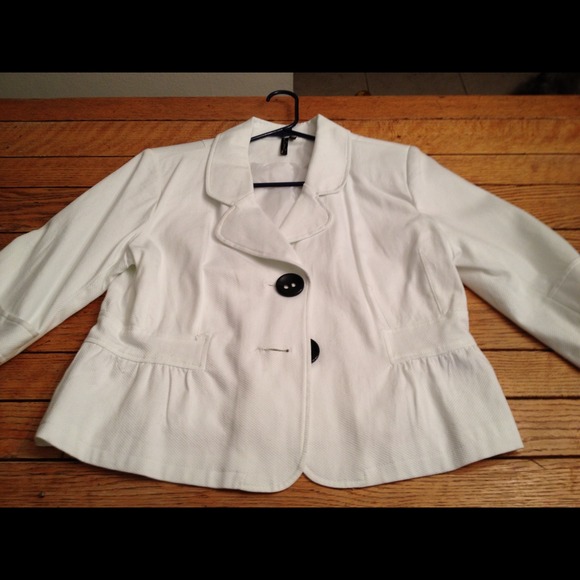 📍📍SOLD📍📍White blazer szpetite xl, never worn ~