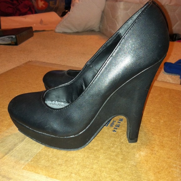 Bamboo cutout wedged heel