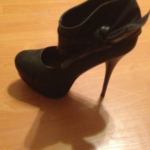 Adorable heels with bow tie