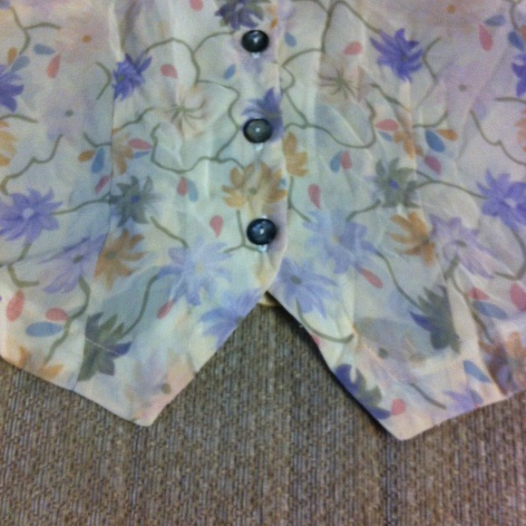 Floral tank top 🌸🌷 - Picture 3 of 4